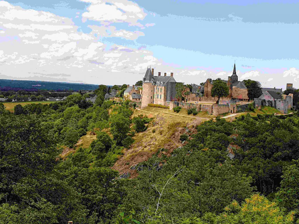 Perchée sur un piton rocheux dominant de 70 mètres la vallée de l'Erve, entre Laval et Le Mans, Sainte-Suzanne est surtout connue comme la cité médiévale qui défia Guillaume le Conquérant.