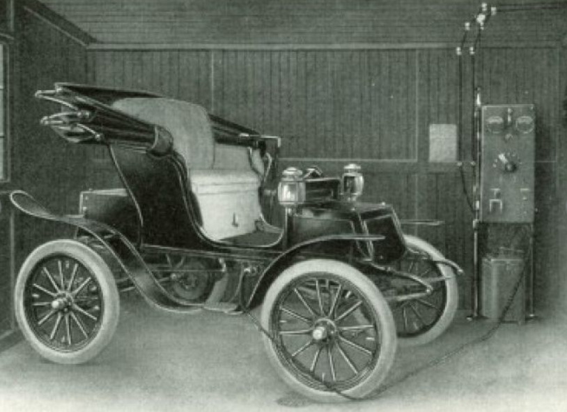 Cette automobile Electrique Studebaker de 1904 est en cours de charge. Les roues à rayons et les lampes montées sur le capot sont des nouveautés pour 1904. Les plaques carrées avant et les marchepieds sont également des nouveautés pour cette année là.