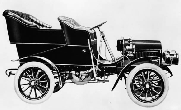Studebaker a introduit pour la première fois une voiture à essence construite sur un châssis Garford en 1904. Garford construira et fournira le châssis des voitures à essence Studebaker jusqu'en 1911. Cette photo d'usine est la voiture à essence Studebaker modèle 1902 de 1904.